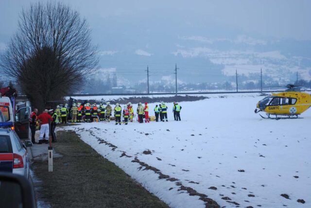 016 - Sulz, Treietstraße - Schwerer Verkehrsunfall, eingeklemmten Personen