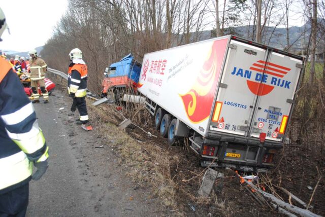 017 - A14, Höhe KM 32,4 - VU, LKW auf Stau aufgefahren, liegt im Graben