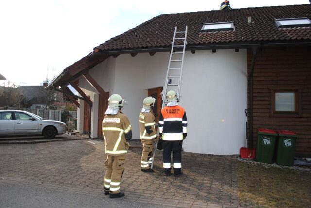 148 - Fritz-Tölsch-Weg 8 - Blecheinfassung von Solaranlage abgerissen