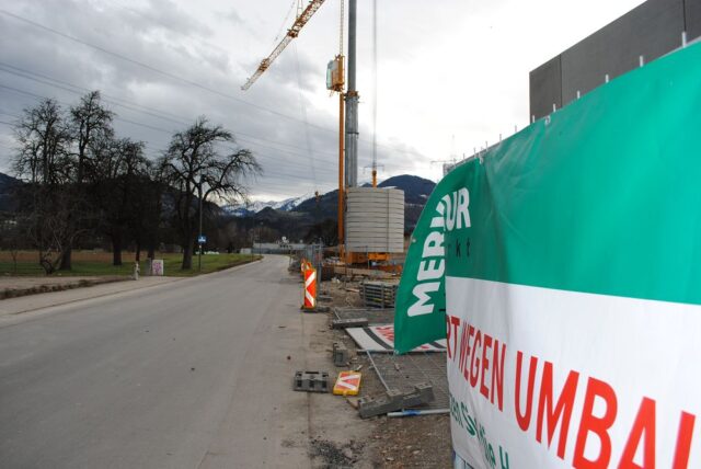 149 - An der Maut - Bauzaun umgestürzt, Baukran droht umzustürzen