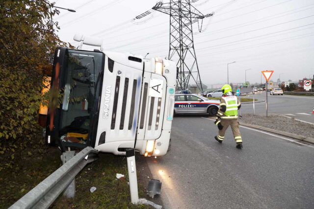 111 - Langgasse, Kreisverkehr Werkstatt - LKW umgekippt