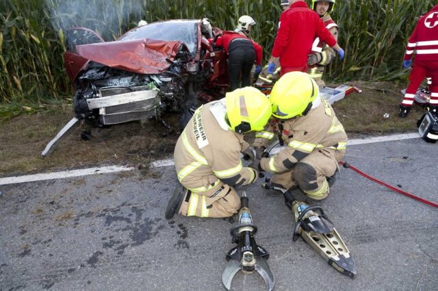 095 - Röthis, Treietstraße - Verkehrsunfall, eingeklemmte Personen