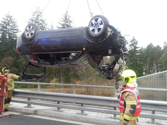 107 - A14, Fahrtrichtung Arlberg - Verkehrsunfall, PKW in Frutz gestürzt