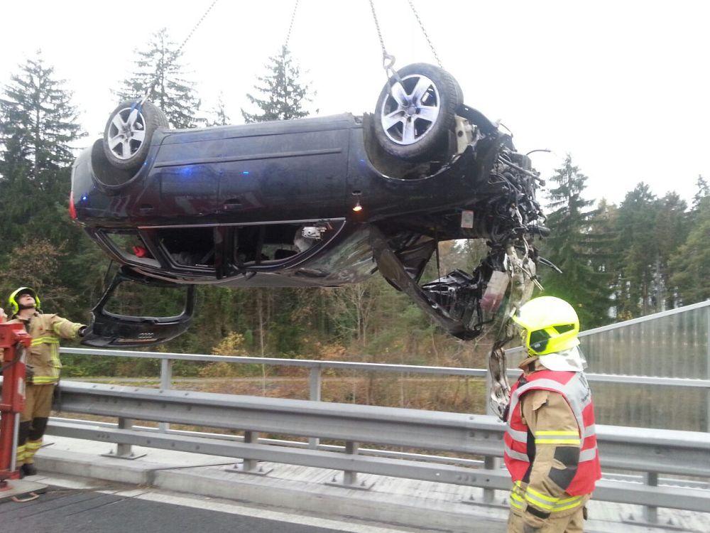 107 – A14, Fahrtrichtung Arlberg – Verkehrsunfall, PKW in Frutz gestürzt