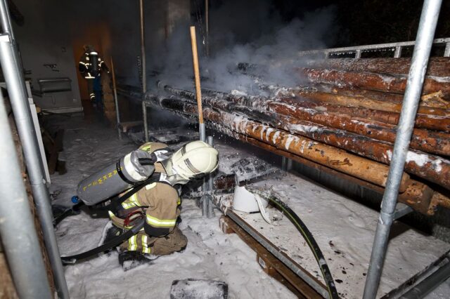 111 - Walgaustraße, Pfadiheim - Brand beim Holzlager