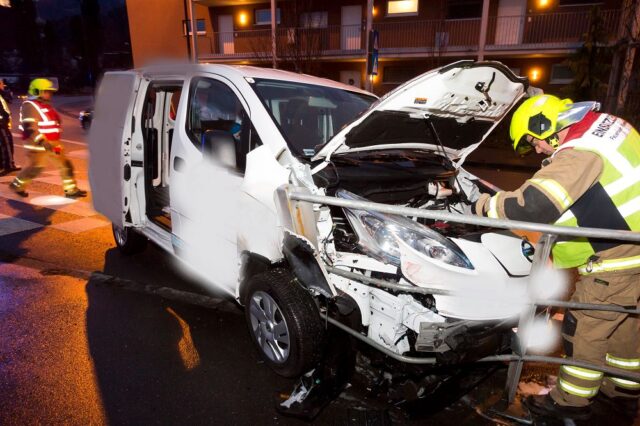 121 - Churerstraße, Fahrzeug steckt in Geländer, keine Verletzten