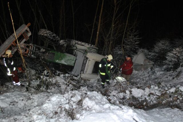 Einsatz 005 - Zwischenwasser, Dafins - Traktor über Böschung, Personen eingeklemmt