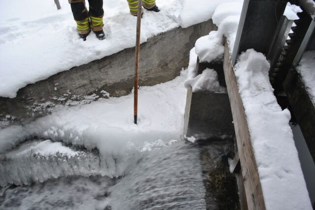 Einsatz 009 - Lindenweg - Mühlbach vereist, Eis entfernen