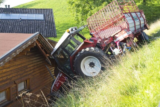 Einsatz 070 - Batschuns, Schickengasse - Traktor mit Anhänger gegen Hauswand