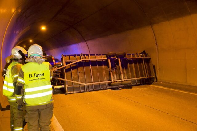 Einsatz 055 - A14D, Ambergtunnel - Verkehrsunfall, Fahrzeugbergung