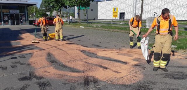 Einsatz 060 - Bundesstraße, KIK-Markt - Ölwanne bei PKW aufgerissen