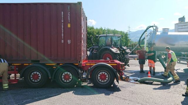 Einsatz 090 - Bundesstraße, Rauch Fruchtsäfte - Austritt Fruchtsaftkonzentrat