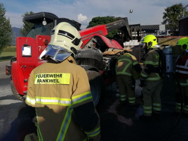 Einsatz 121 - Brederis, Großfeldweg - Brand eines Hofladers