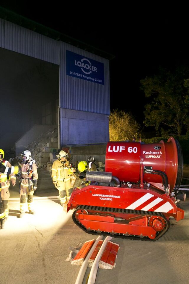 Einsatz 082 - Gisingen - Brand im Recyclingbetrieb, LUF wird benötigt