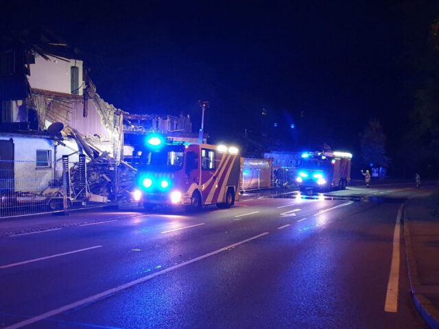 Einsatz 091 bis 094 - Walgaustraße - Nachlöscharbeiten Brandruine