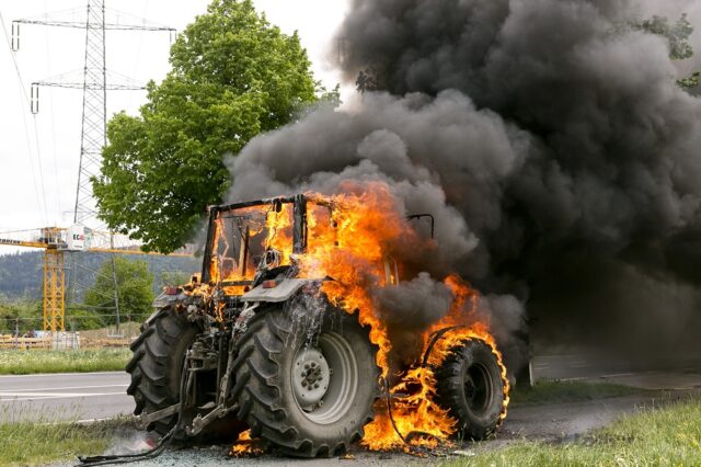 Einsatz 046 - Bundesstraße - Traktor brennt