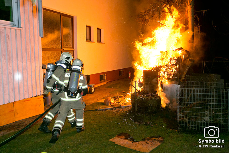 Einsatz 085 – Luzienstraße – Brand einer Hecke in Gebäudenähe