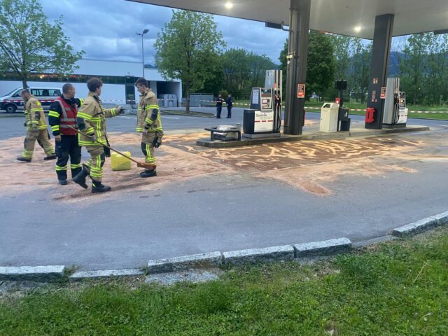 Einsatz 049 - Brederis, St. Anna-Weg, Tankstelle - Treibstoffaustritt bei Zapfsäule